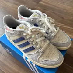 adidas スニーカーのサムネイル