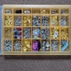 多様なデザインのチャームセット