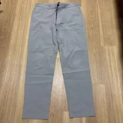 グレー ストレートレッグ チノパン