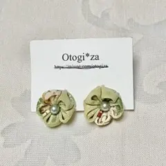 つまみ細工　花モチーフ ピアス 薄緑色