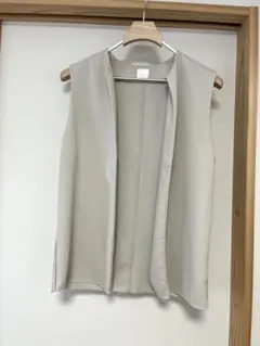 ベージュ ノースリーブ ベスト