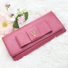 美品✨プラダ 長財布 サフィアーノ フィオッコ ピンク メタルロゴ リボン