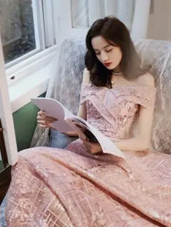 オフショルダーのイブニングドレスピンク