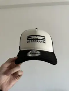ニューエラ x ルセラフィム トラッカー キャップ