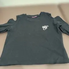 黒いオフショルダーTシャツ（LSTロゴ）