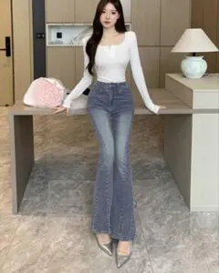 DAZY ベルボトムスリムフィットスプリットジーンズ　ライトウォッシュ