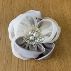 グレーとホワイトのリボンブローチ
