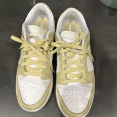 ナイキ ダンク LOW レトロ ホワイト/チームゴールドのスニーカー