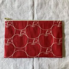 ハンドメイド　フラットポーチ　大きめ　リンゴ　刺繍　赤