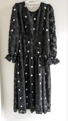 黒のドット柄ワンピース