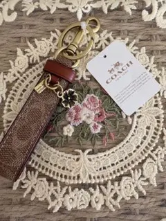 美品！未使用品COACH シグネチャー チャーム ループ 新品COACH シグネチャー チャーム ループ - メルカリ