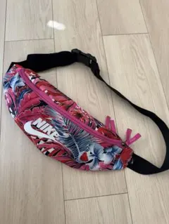 NIKE ヘリテージ ボディバッグ 花柄 ハイビスカス
