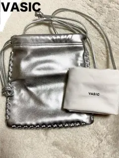 【ヴァジック】Wells mini mini 巾着 レザーコード編み込みバッグ ヴァジック】Wells mini mini 巾着 レザーコード編み込みバッグ 2025年