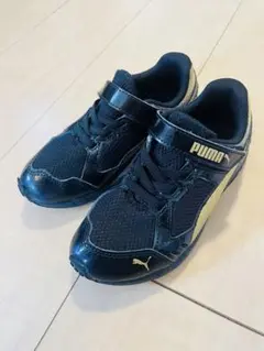 PUMA ブラック/ゴールド スニーカー　キッズ　18cmのサムネイル