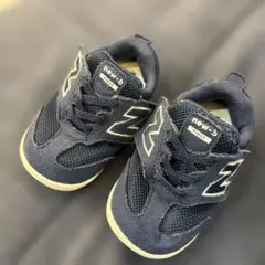 new-b FIRST ブラックスニーカー