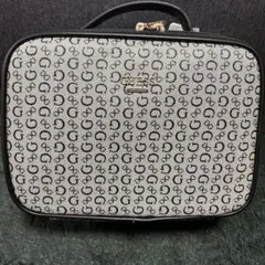 GUESS シルバー ロゴポーチ ボックス型