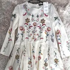 刺繍入りホワイトAラインワンピース