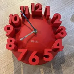 赤い立体数字の掛時計