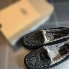 UGG 黒 モカシン リボン付き UGG ブラックモカシン リボン付き - メルカリ