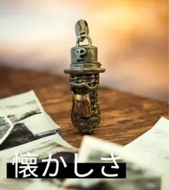 真鍮　 舌を出した　ピーナッツ型 キーホルダー　レトロ　アンティーク　ユニーク