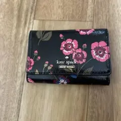 新品　ケイトスペード　キーケース　黒花柄