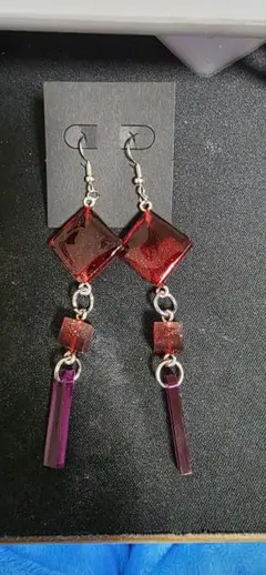 ハンドメイド 赤紫ビーズピアス