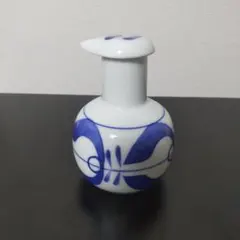 青い模様の陶器製醤油さし