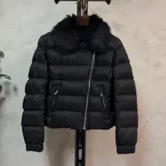 aiさま専用 PRADA ファー付ショートダウン 黒 38サイズ 正規品 - メルカリ