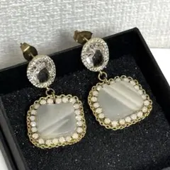 cuicui ピアス　インポートジュエリー　ムーンストーン　クリスタル　天然石のサムネイル