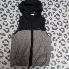 adidas フード付きダウンベスト ブラック/グレー
