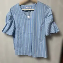 新品未使用品　青ストライプフレア袖Vネックシャツ