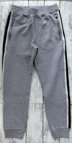 ユニクロ　グレー スウェットパンツ サイドストライプ　130