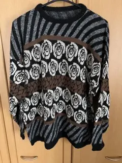 バラ模様のニットセーター