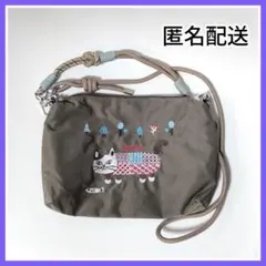 チャコールグレー ナイロン サコッシュ ショルダーバッグ 猫モチーフ刺繍 横長