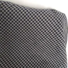 ブラックとグレーのチェックニット生地