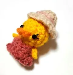 ヒヨコちゃん。あみぐるみ。ワンピース。麦わら帽子。編み物。鳥。