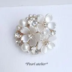 白花＊パール＆ビジューブローチ✨　セレモニー　卒業式　入学式　桜モチーフ