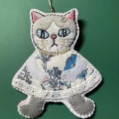 猫刺繍ブローチ　チャーム　グレーハチワレ　ハンドメイド