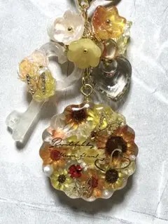 487.黄色とオレンジ 花いっぱいチャーム ハートの鍵付き