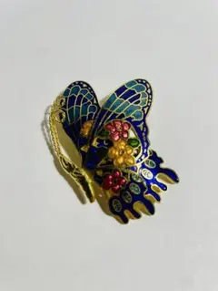 蝶の形状のエナメルピンバッジ 花モチーフ付き