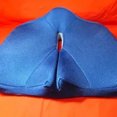 【新古品・未使用】腰痛対策クッション青色/43×38×14.5cm(説明書なし)