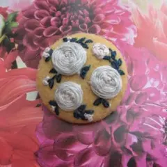 ハンドメイド　巻薔薇の刺繍ブローチ　　イエロー