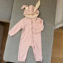 ウサギの耳付きピンクロンパース