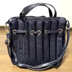 ブラック（黒）ストライプデザイン　ハンドバッグ　ショルダーストラップ付き　レザー