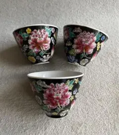 【中国・景徳鎮】黒・花柄の湯のみ（3客）