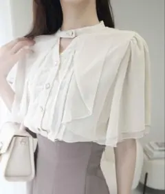 【mily bilet】【美品】ケープ風ピンタックメローダブルフレア袖ブラウス