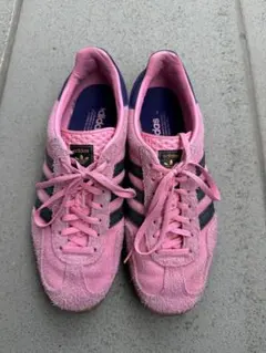 adidas ピンク スエード スニーカー