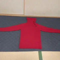 Hushushニット　赤いボタン付きハイネック ニットセーター