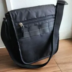 ナイロンミニショルダーバッグ　散歩