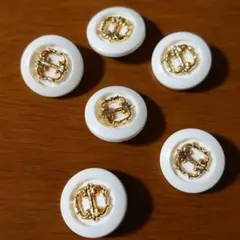 アンティーク　白　ゴールドの装飾ボタン6個